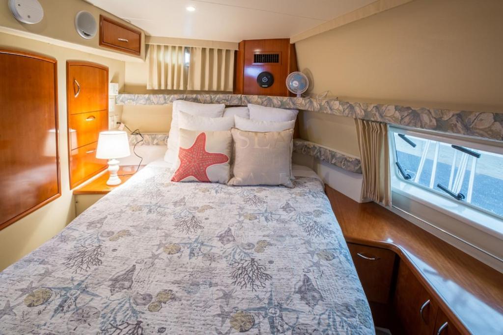 Sea Pearl Boston Yacht Hotel Exterior photo