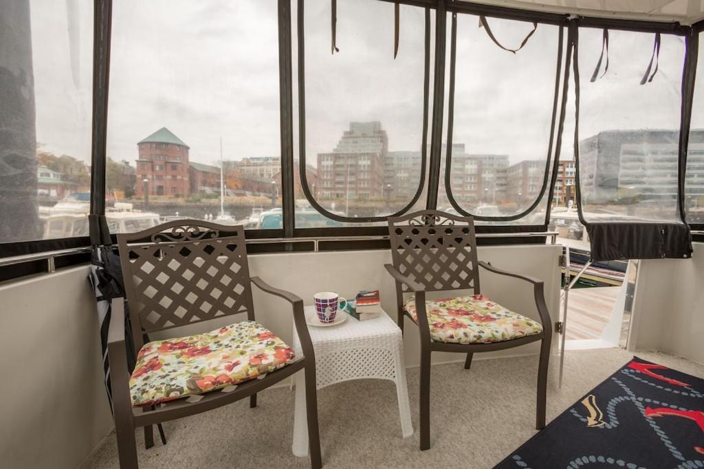 Sea Pearl Boston Yacht Hotel Exterior photo
