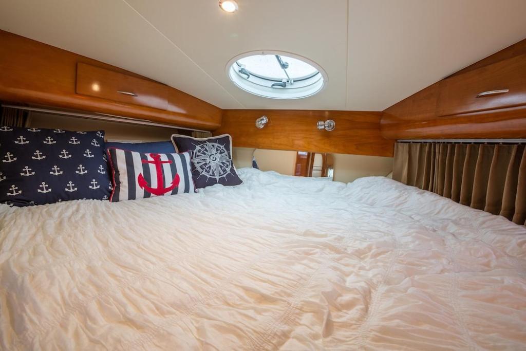 Sea Pearl Boston Yacht Hotel Exterior photo