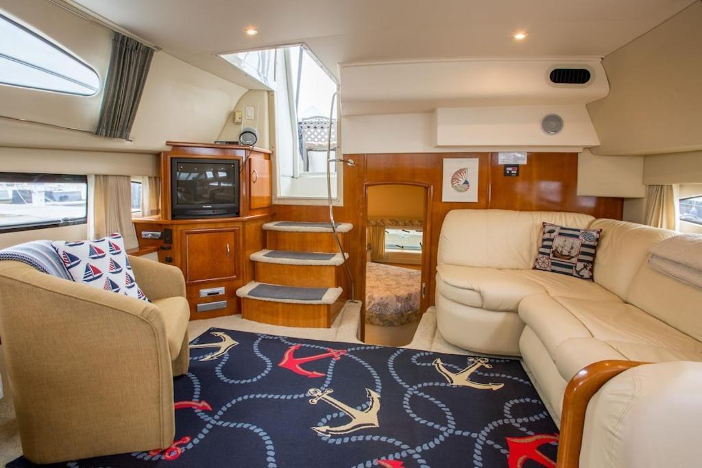 Sea Pearl Boston Yacht Hotel Exterior photo