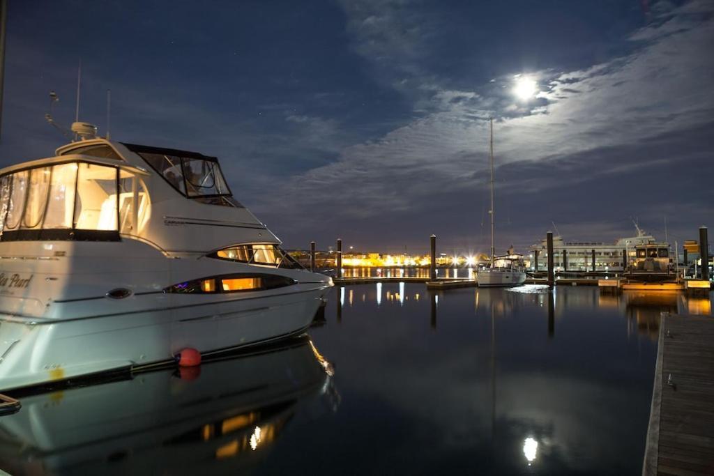 Sea Pearl Boston Yacht Hotel Exterior photo