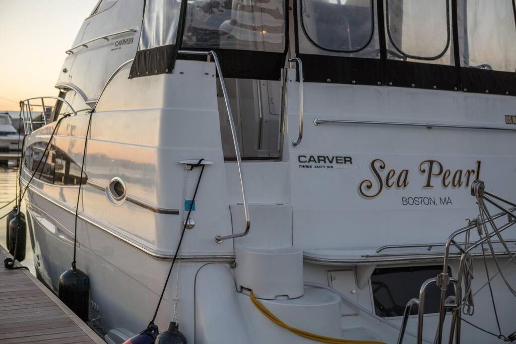 Sea Pearl Boston Yacht Hotel Exterior photo