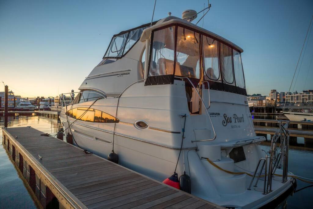 Sea Pearl Boston Yacht Hotel Exterior photo