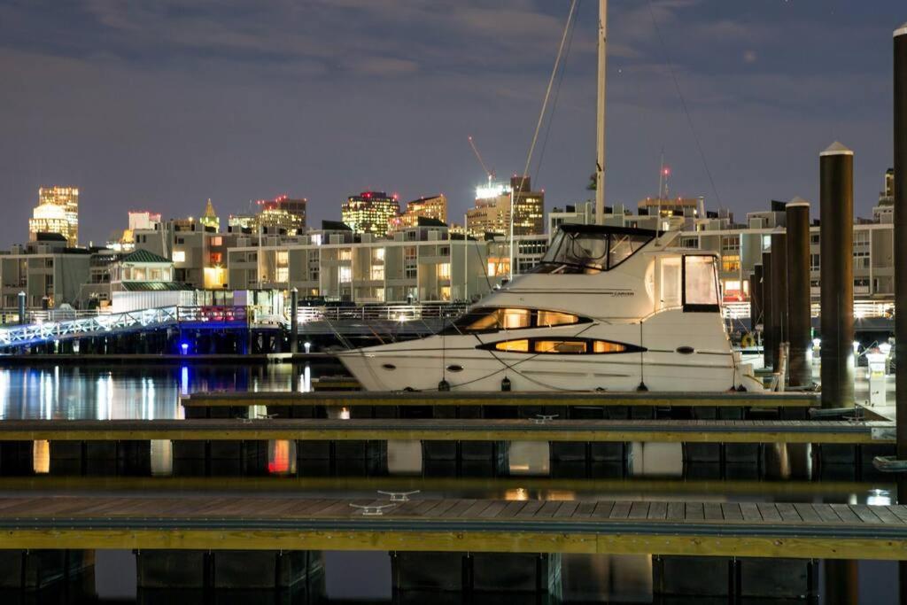 Sea Pearl Boston Yacht Hotel Exterior photo