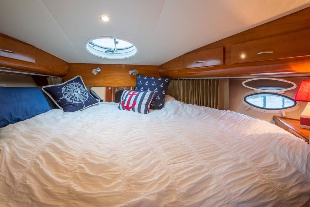 Sea Pearl Boston Yacht Hotel Exterior photo